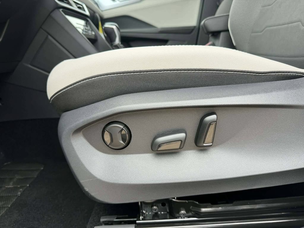 New 2026 Volkswagen Taos SE FWD image 8