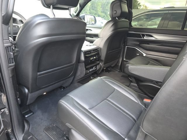 Used 2025 Jeep Wagoneer L Series II w/ Premium Group I AWD/4WD image 13