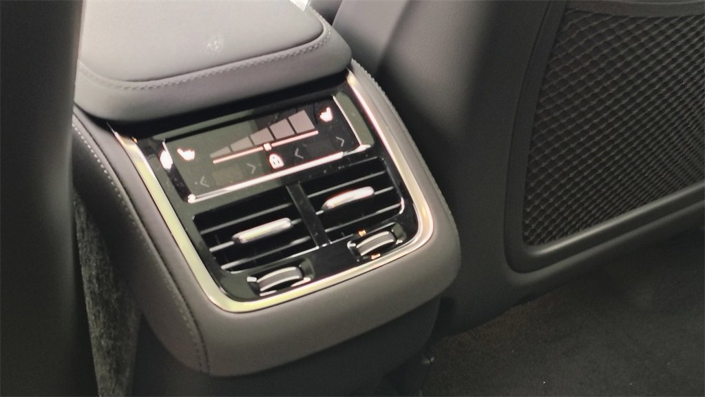 New 2026 Volvo XC90 B6 Ultra w/ Protection Package image 30