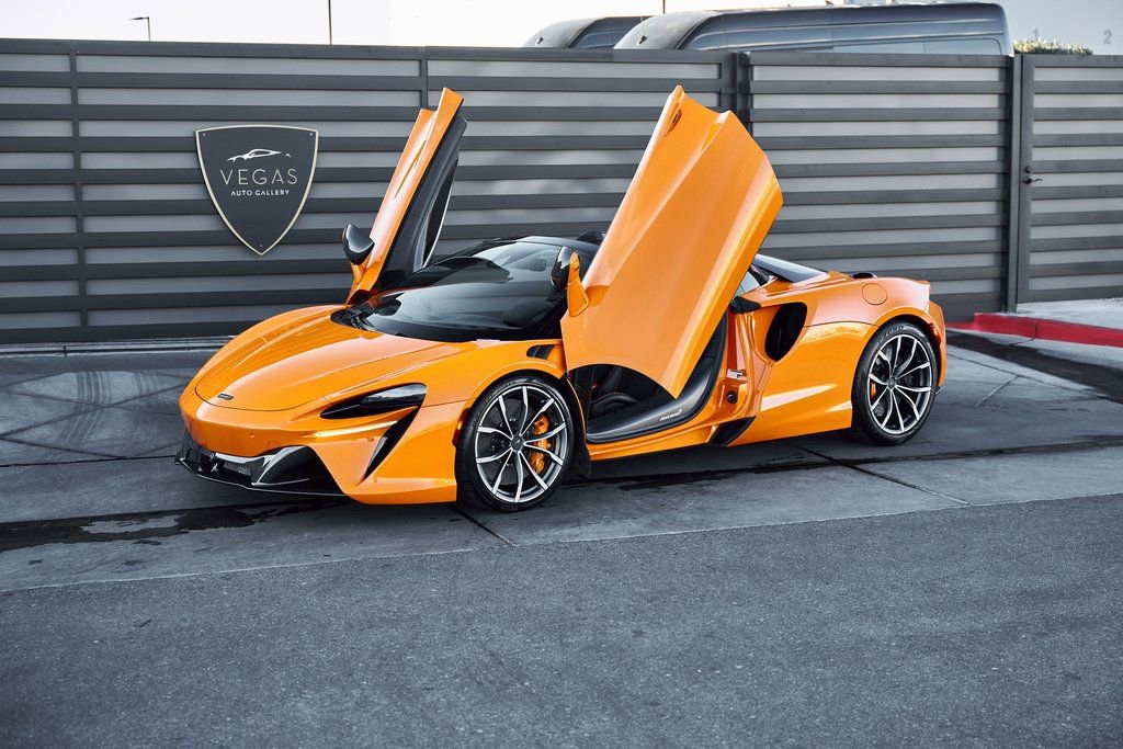 Used 2025 McLaren Artura Spider image 24