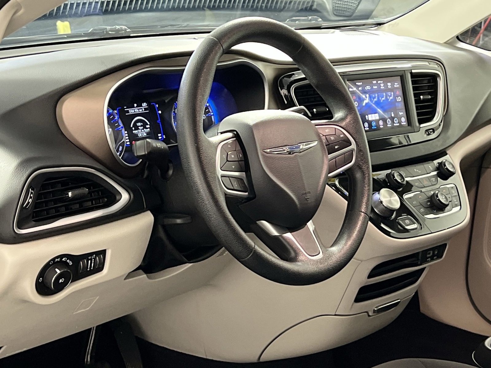 Used 2019 Chrysler Pacifica Touring Plus w/ Tire & Wheel Group FWD image 17