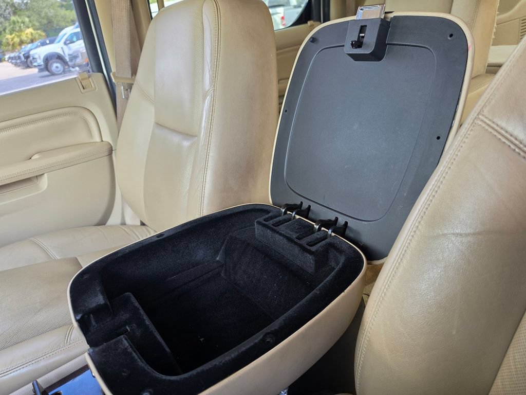Used 2011 Cadillac Escalade ESV Premium RWD image 32