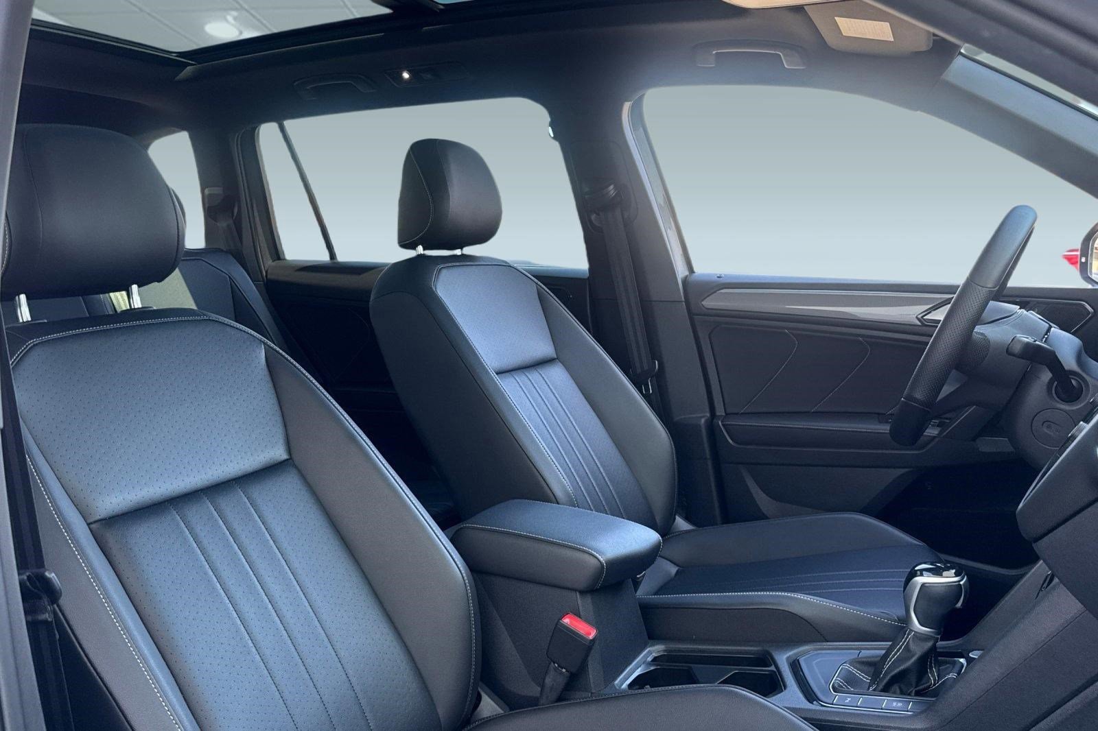 Used 2022 Volkswagen Tiguan SE R-Line image 31