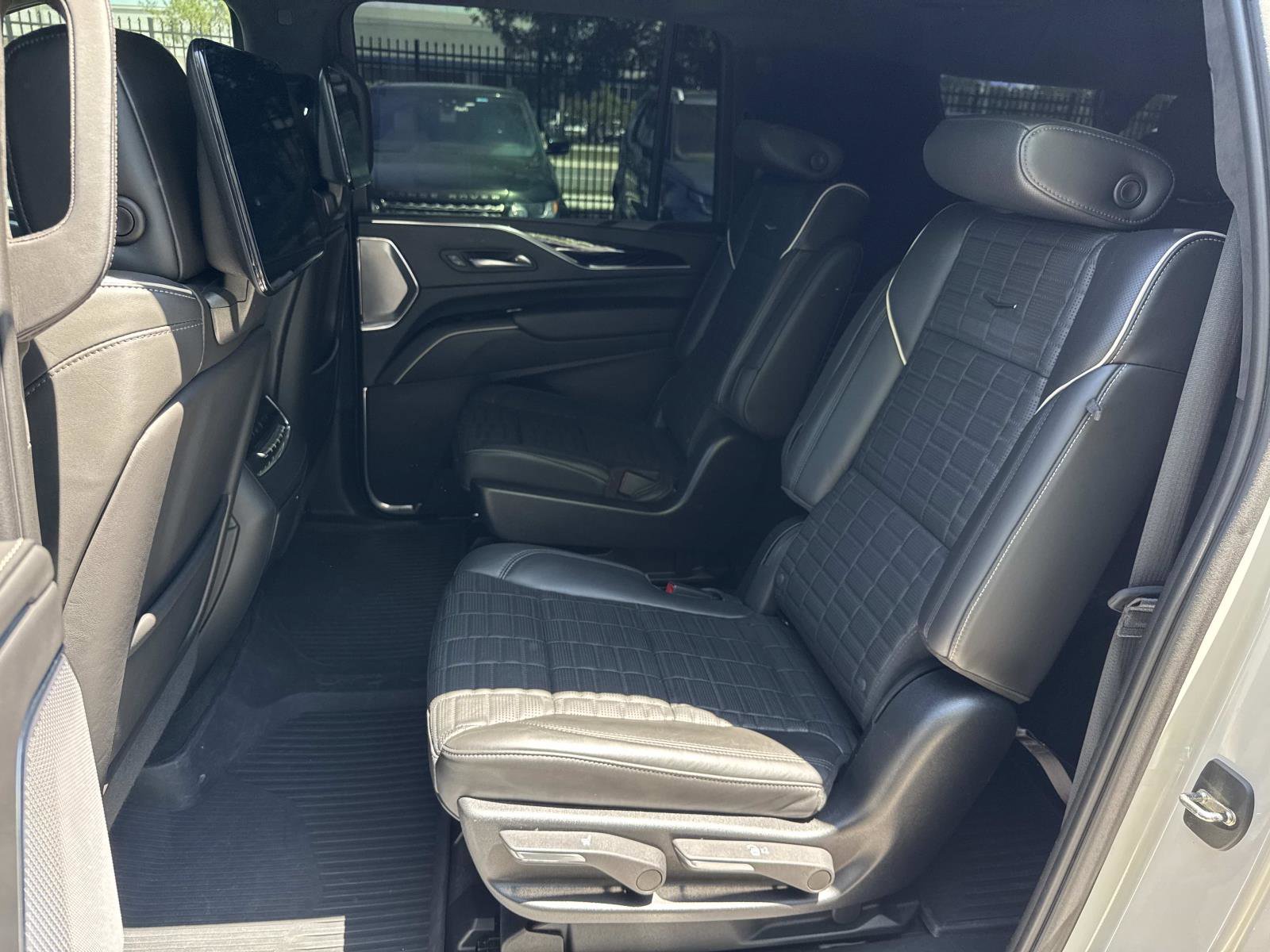 Used 2023 Cadillac Escalade ESV V AWD/4WD image 14