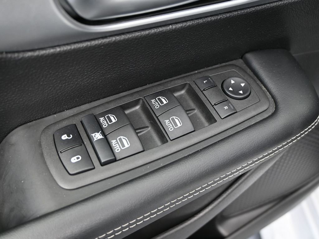 Used 2022 Chrysler Pacifica Touring-L w/ Uconnect Theater Family Group image 23