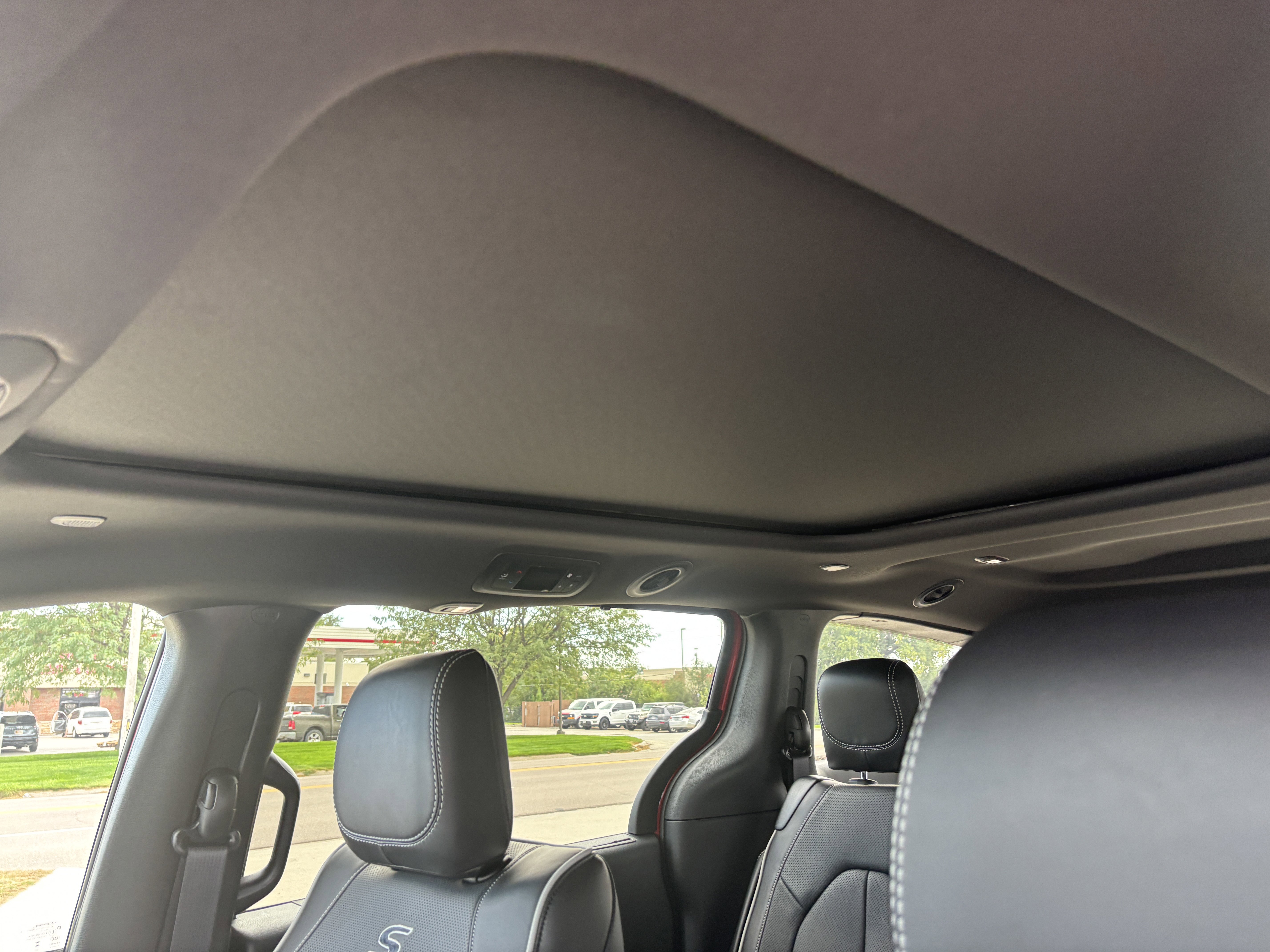 New 2026 Chrysler Pacifica Limited w/ S Appearance Package image 12