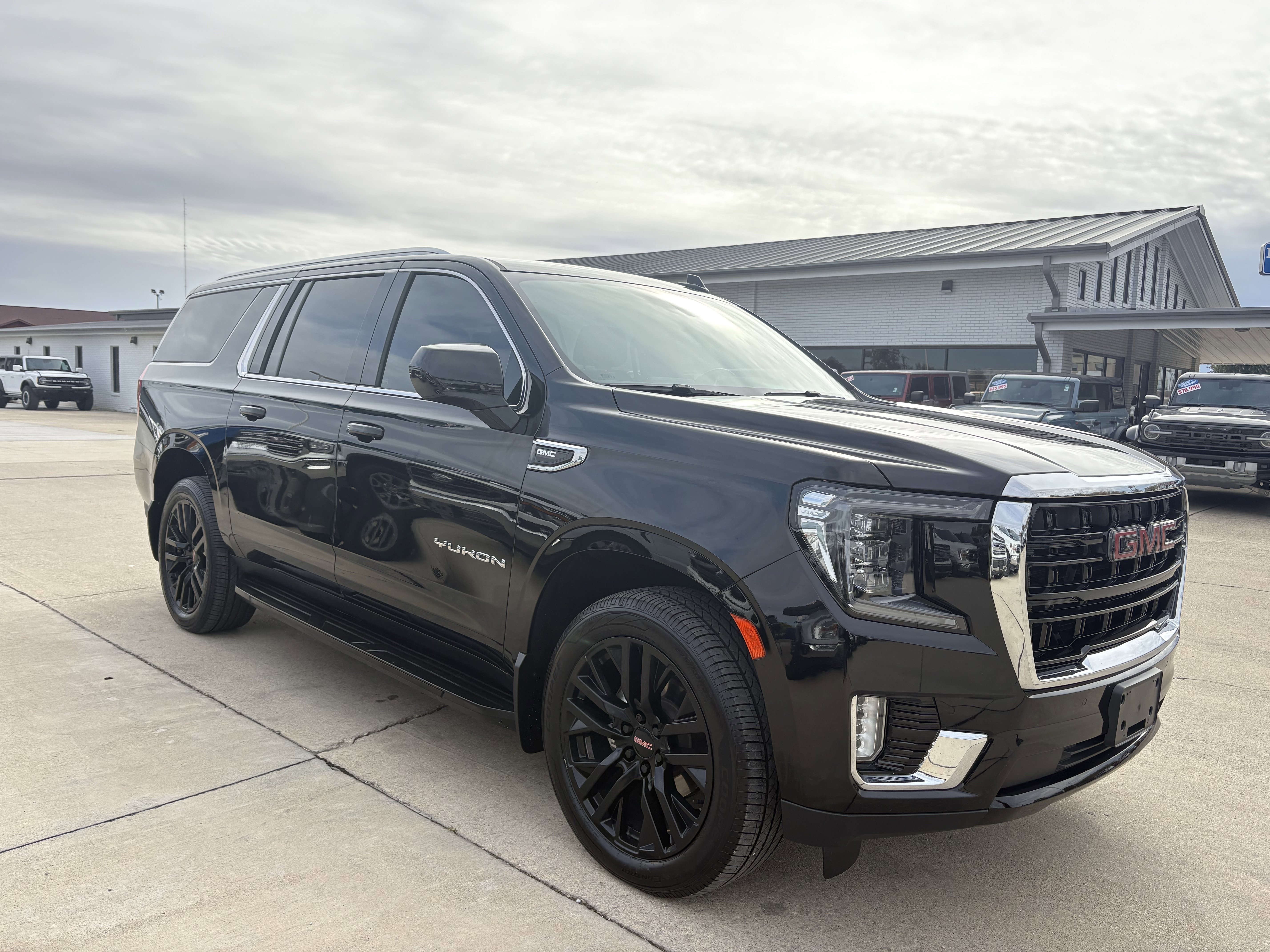 Used 2021 GMC Yukon XL SLE image 3
