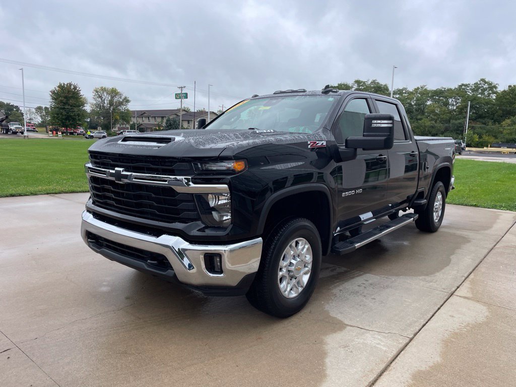 Used 2024 Chevrolet Silverado 2500 LT AWD/4WD image 2