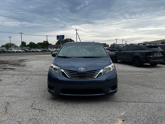 Used 2015 Toyota Sienna LE FWD image 2