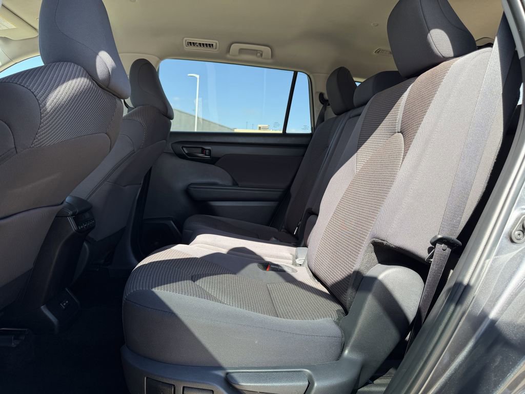 Used 2025 Toyota Highlander LE image 29