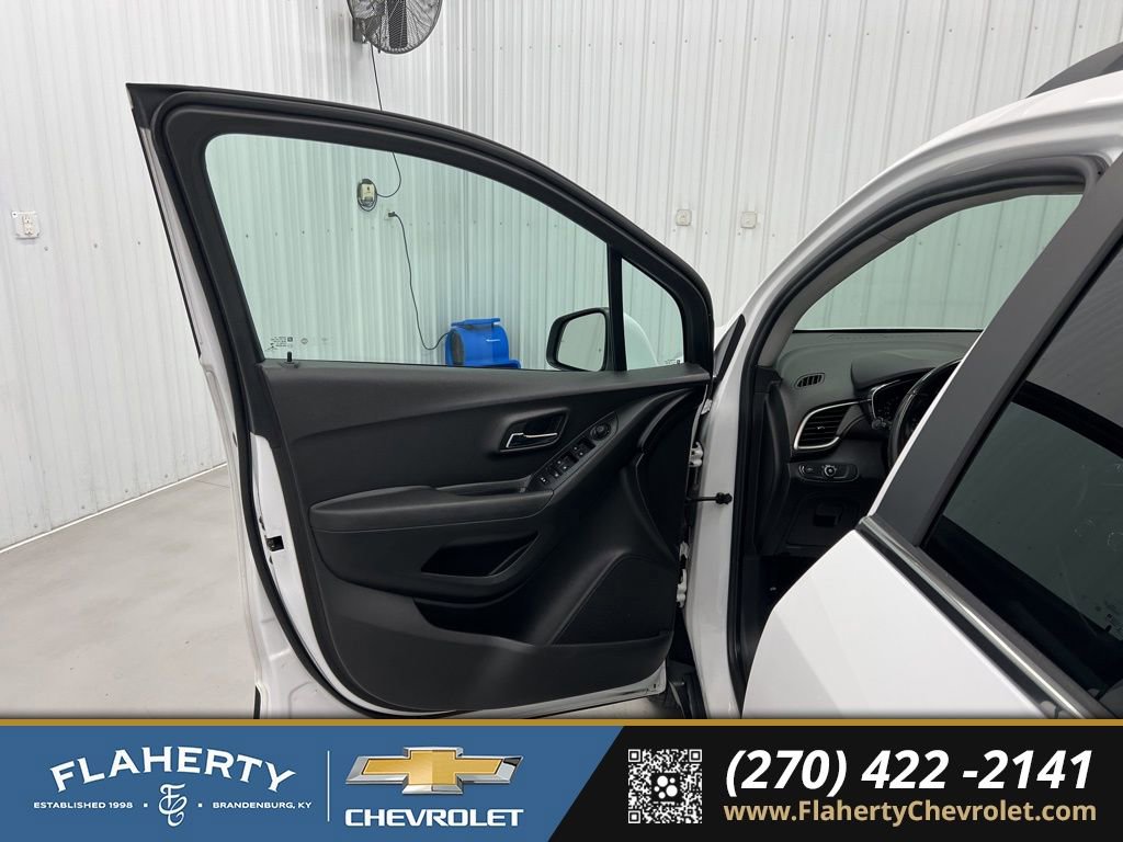 Used 2020 Chevrolet Trax LT w/ LT Convenience Package image 8