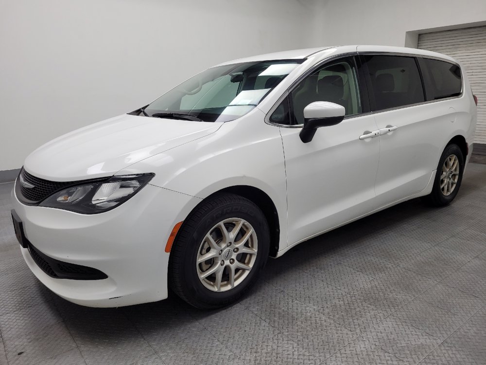 Used 2022 Chrysler Voyager LX FWD image 2