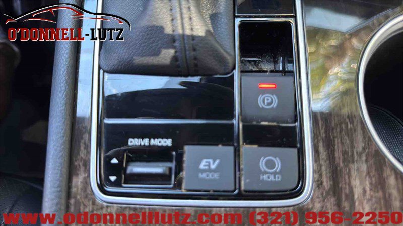 Used 2025 Toyota Sienna Platinum image 35