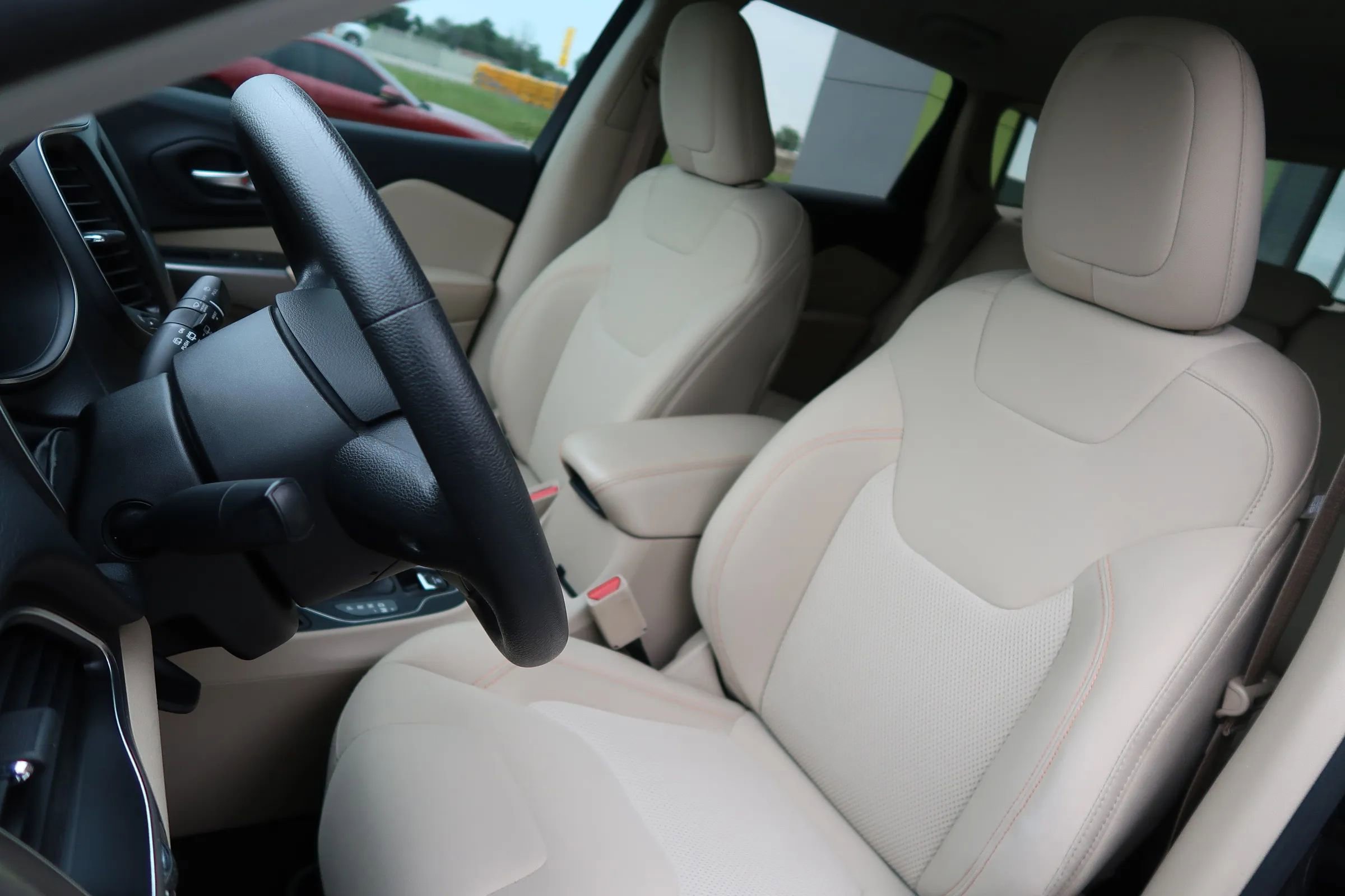 Used 2019 Jeep Cherokee Latitude w/ Popular Appearance Group FWD image 16