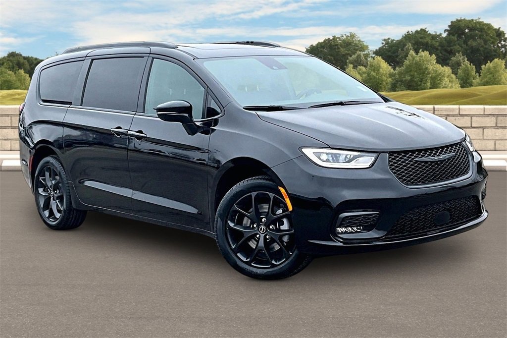 New 2026 Chrysler Pacifica Select image 2