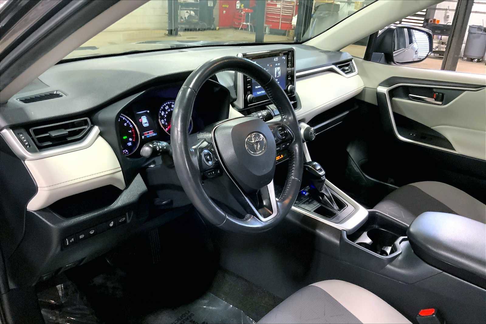 Used 2020 Toyota RAV4 XLE w/ Convenience Package AWD/4WD image 18