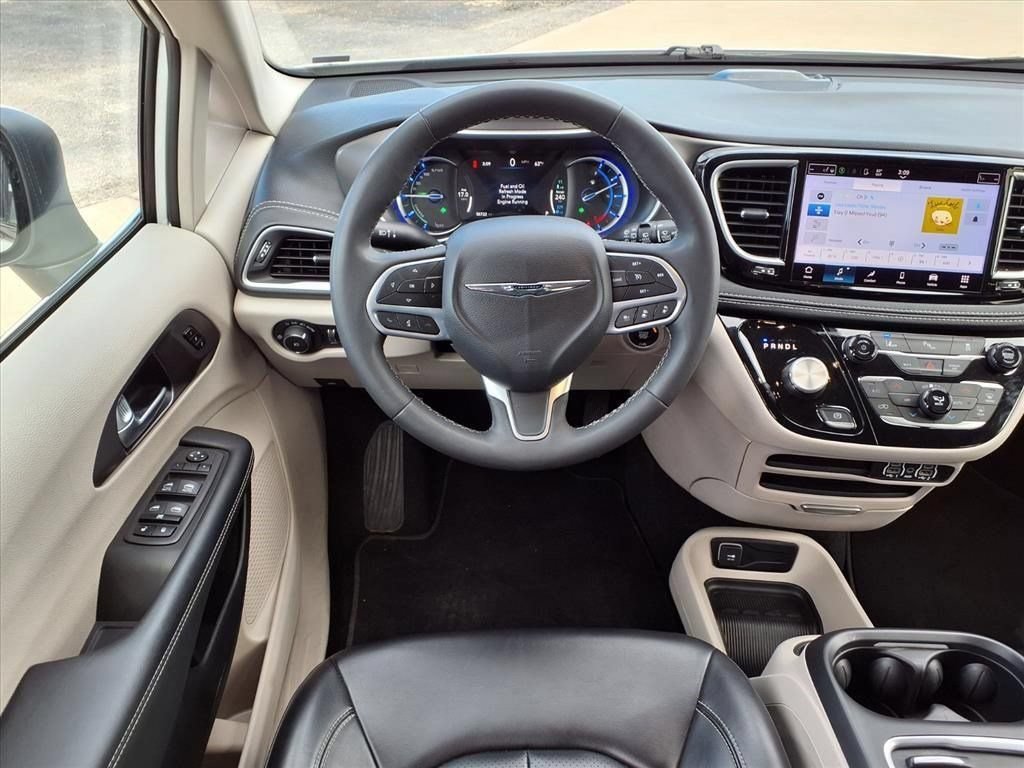 Used 2023 Chrysler Pacifica Touring-L FWD image 15