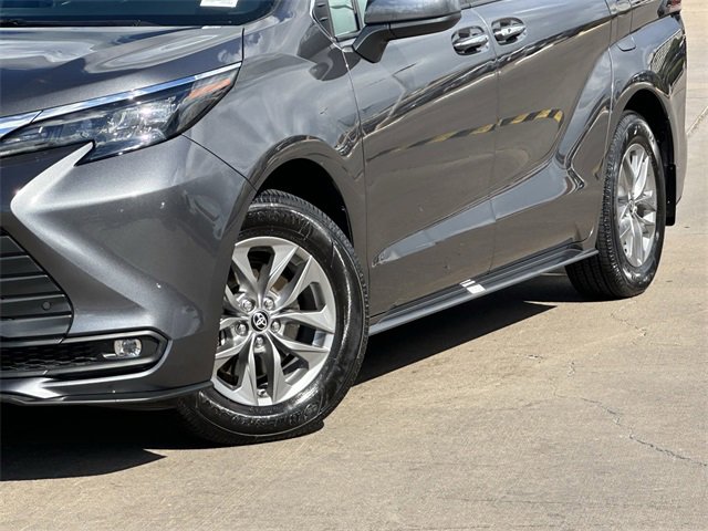 Used 2025 Toyota Sienna XLE image 3