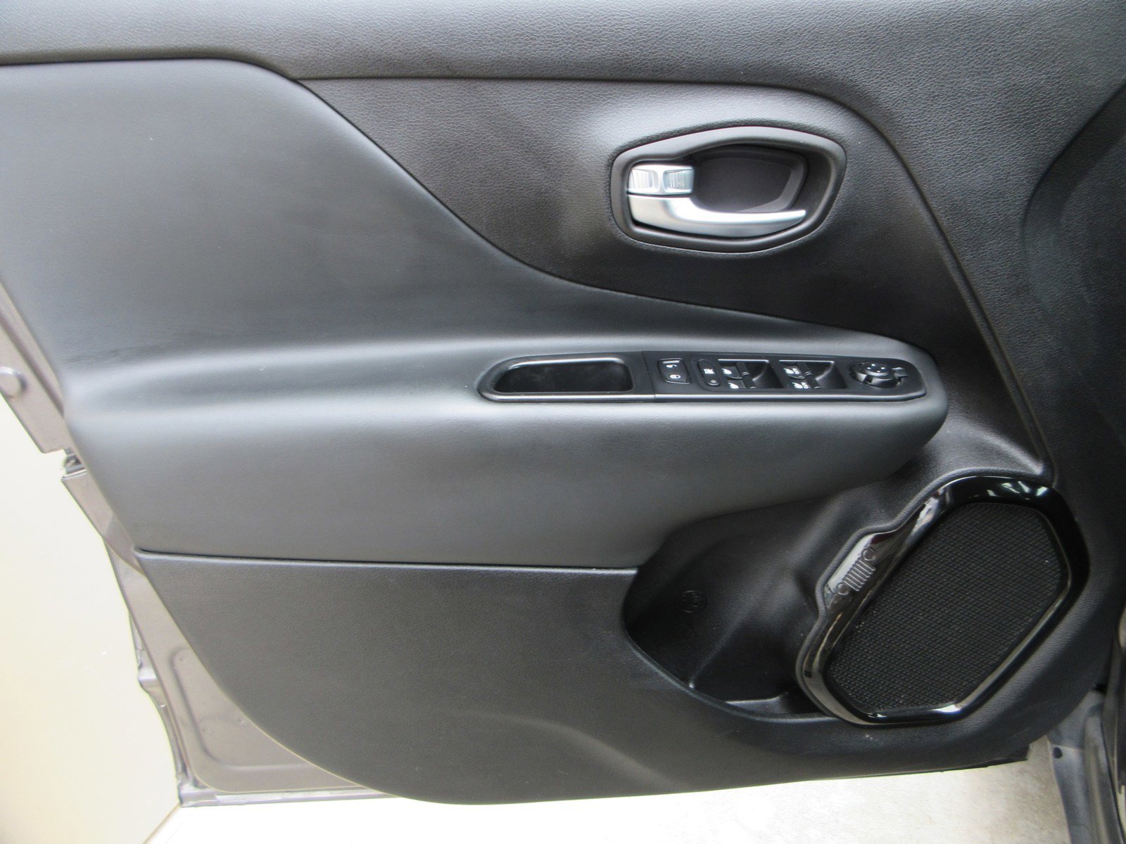 Used 2018 Jeep Renegade Altitude w/ UConnect 8.4 Nav Group FWD image 26