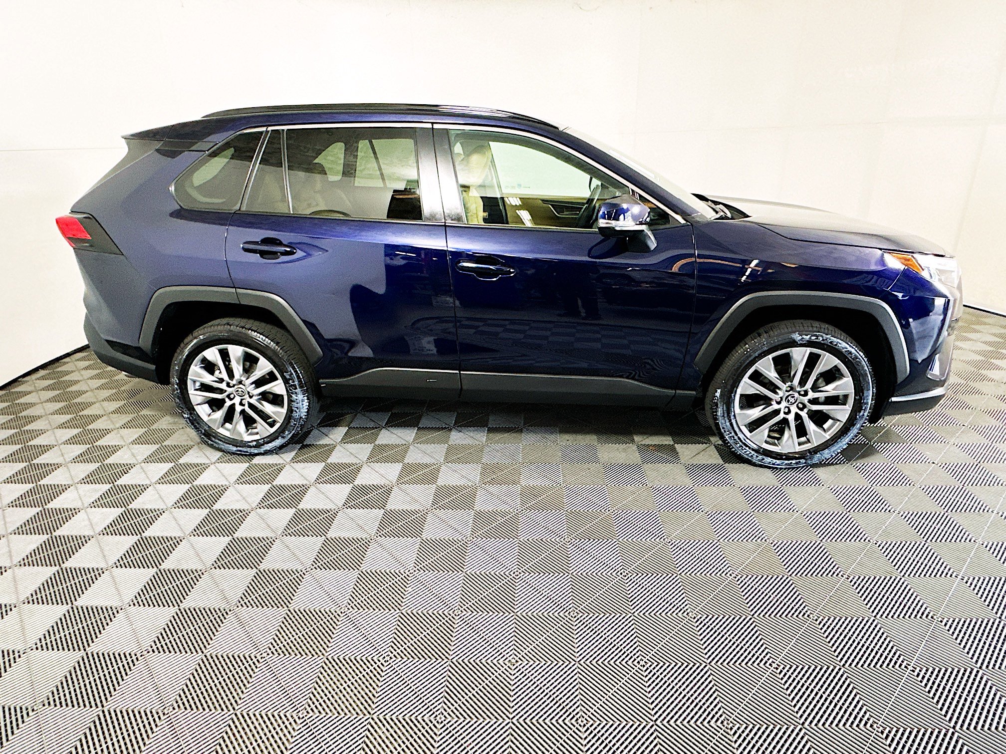 Used 2022 Toyota RAV4 XLE Premium FWD image 2