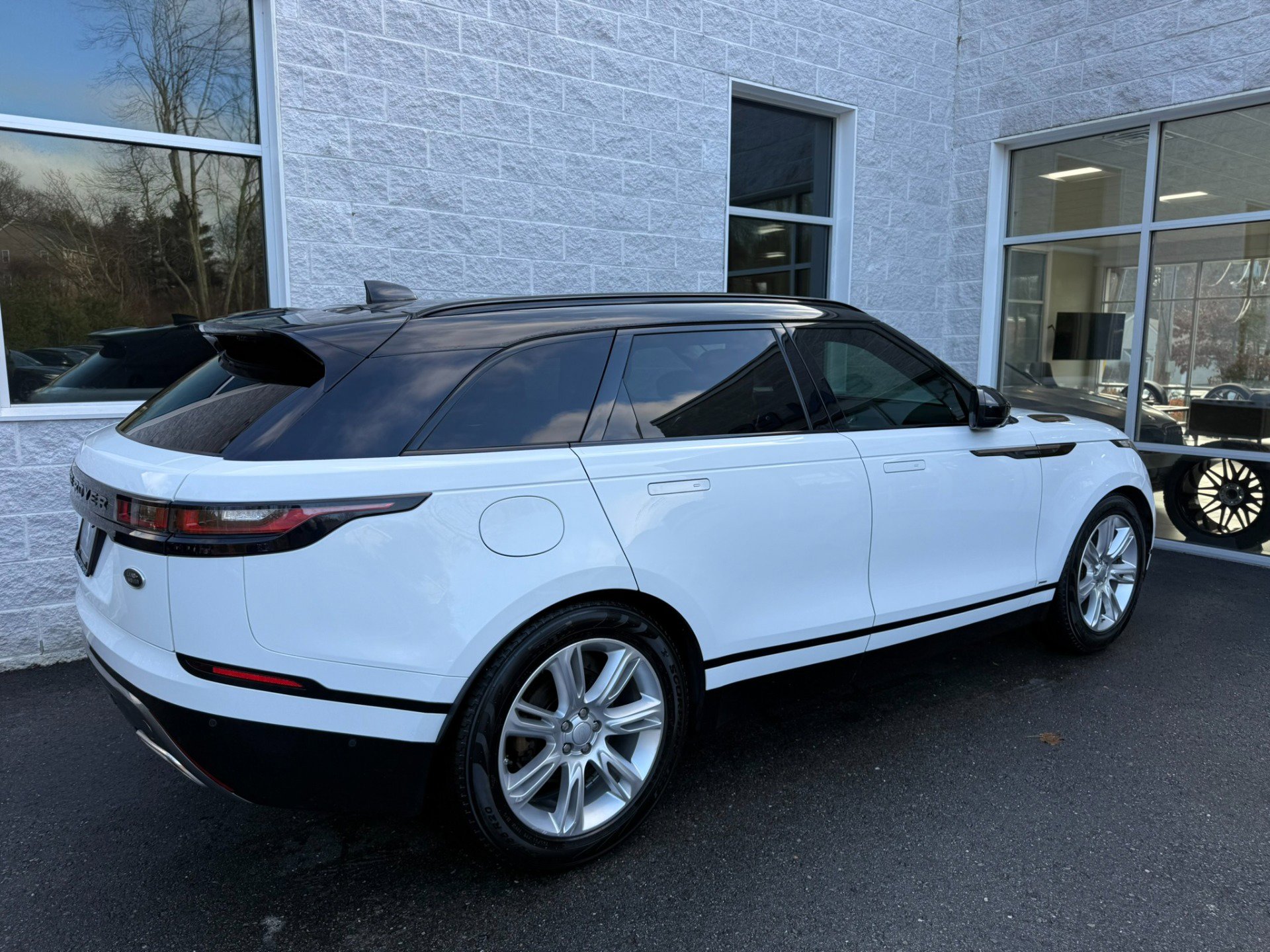 Used 2018 Land Rover Range Rover Velar R-Dynamic SE image 29