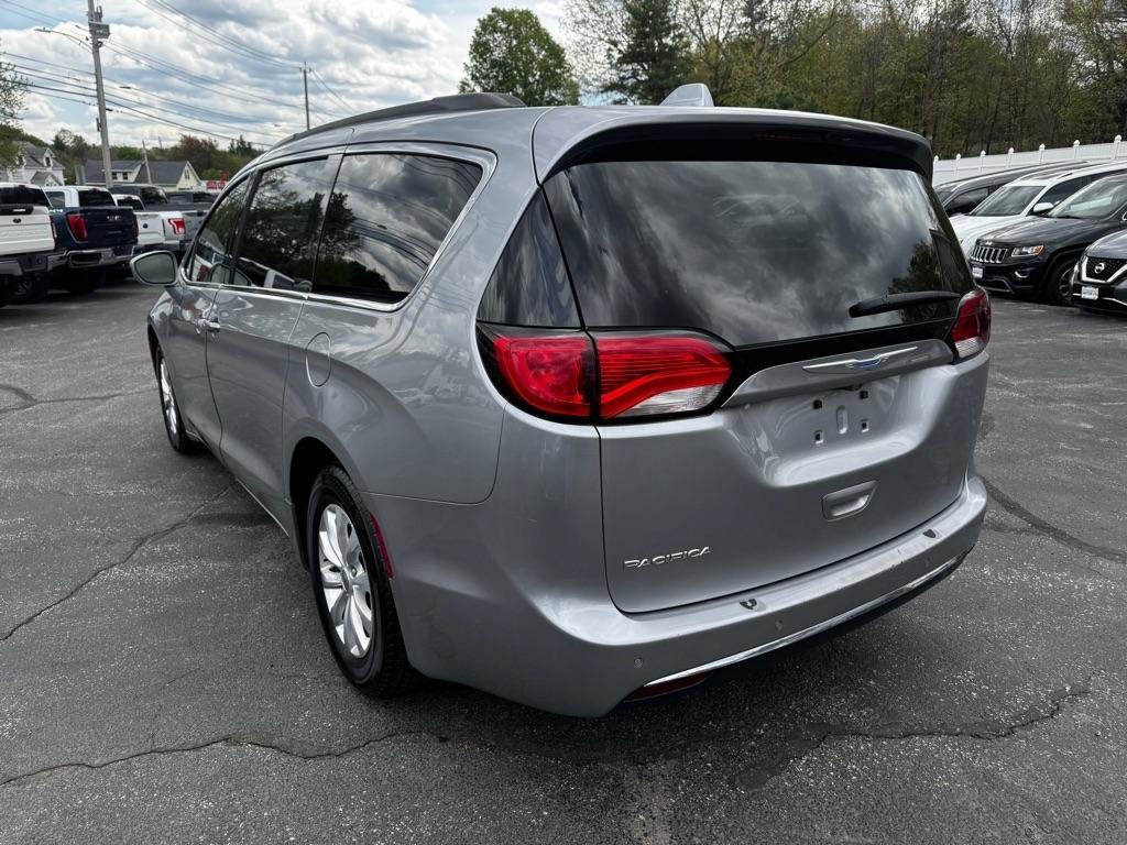 Used 2018 Chrysler Pacifica Touring Plus FWD image 4