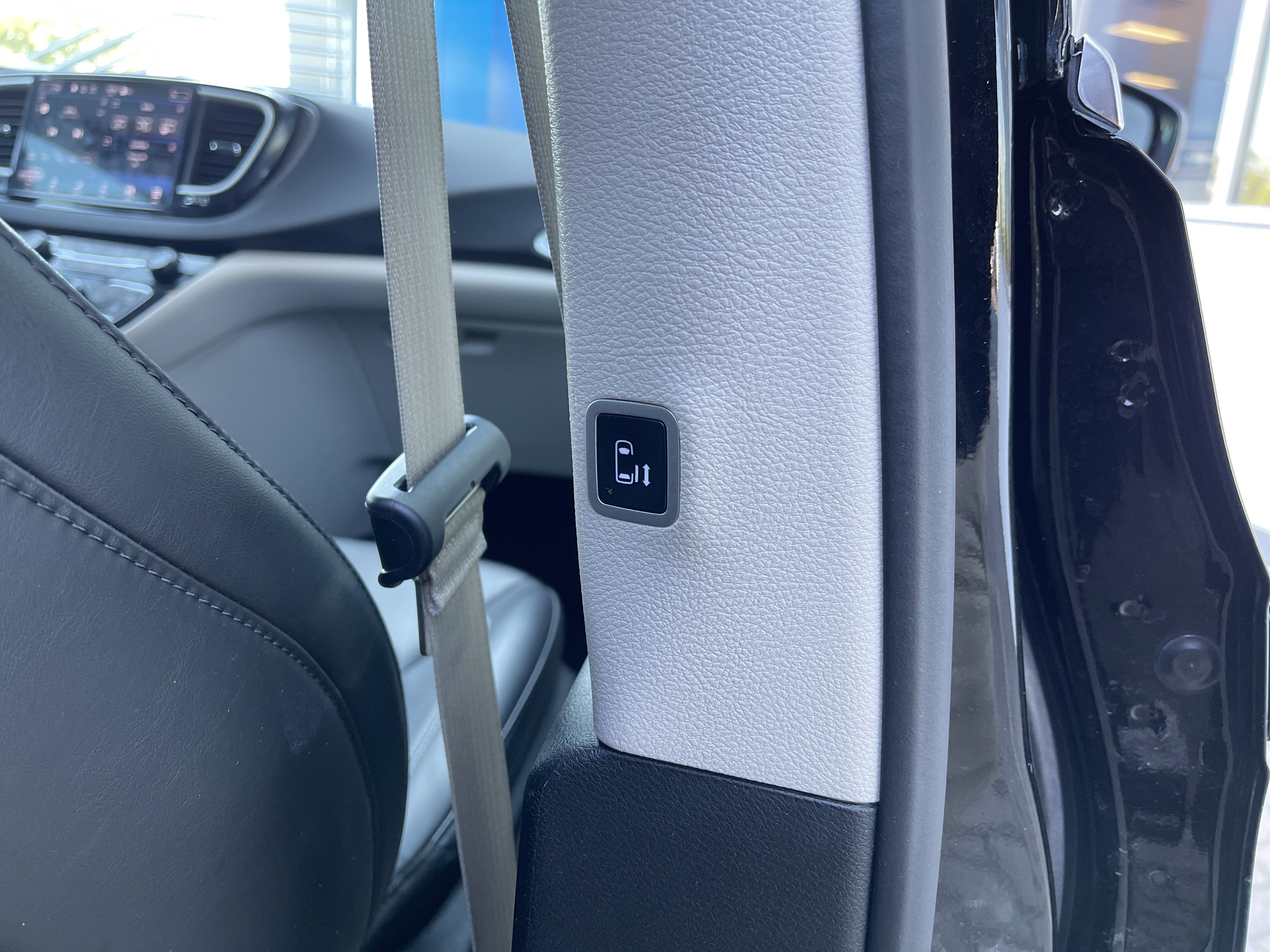 Used 2024 Chrysler Pacifica Touring-L image 36