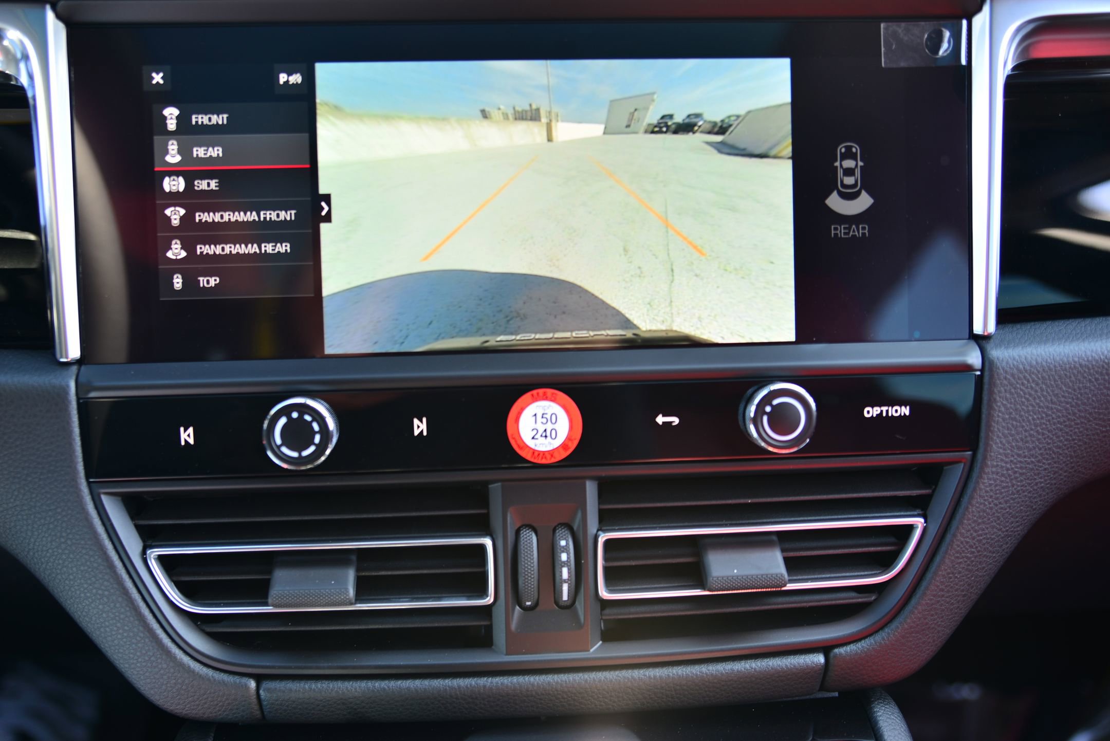 Certified 2026 Porsche Macan AWD/4WD image 31