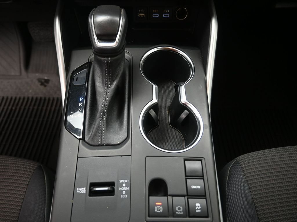 Used 2023 Toyota Highlander LE FWD image 9