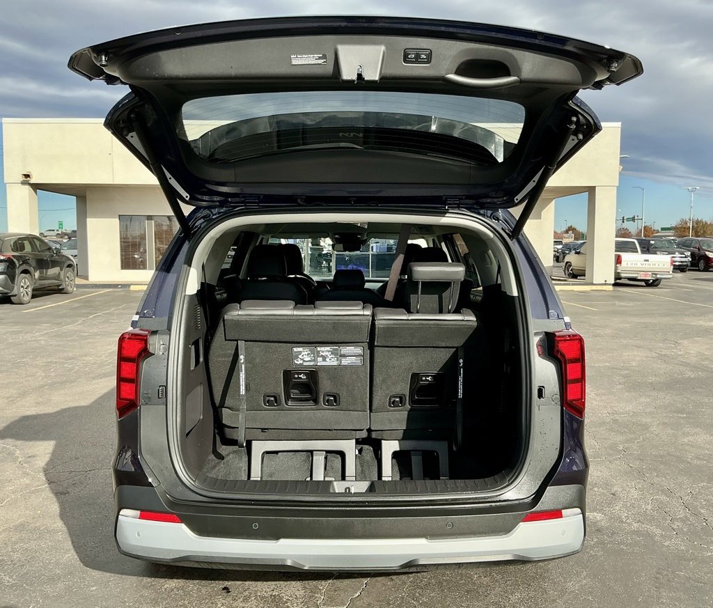 Used 2025 Kia Carnival EX image 18
