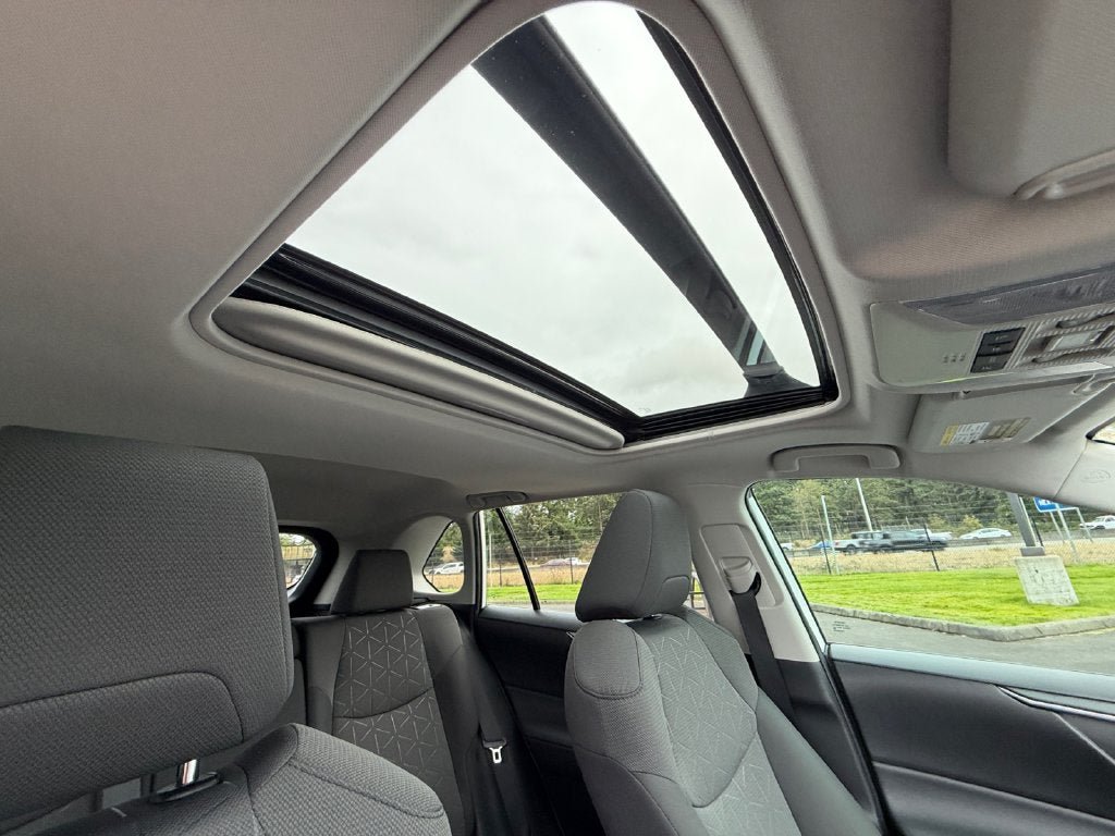 Used 2022 Toyota RAV4 XLE w/ Convenience Package FWD image 27