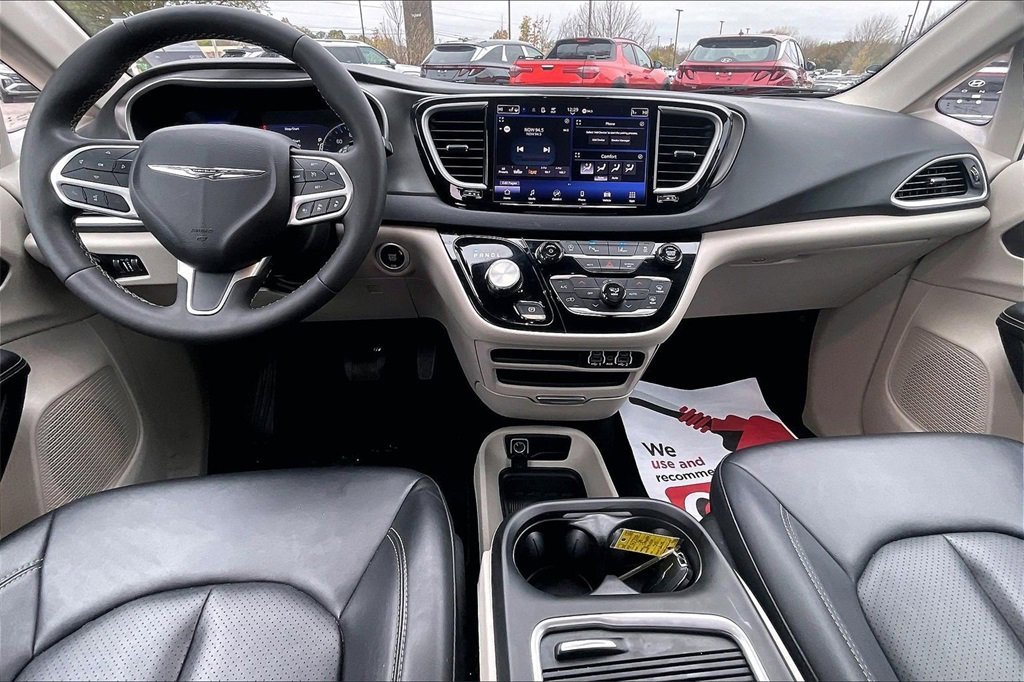 Used 2024 Chrysler Pacifica Touring-L image 13