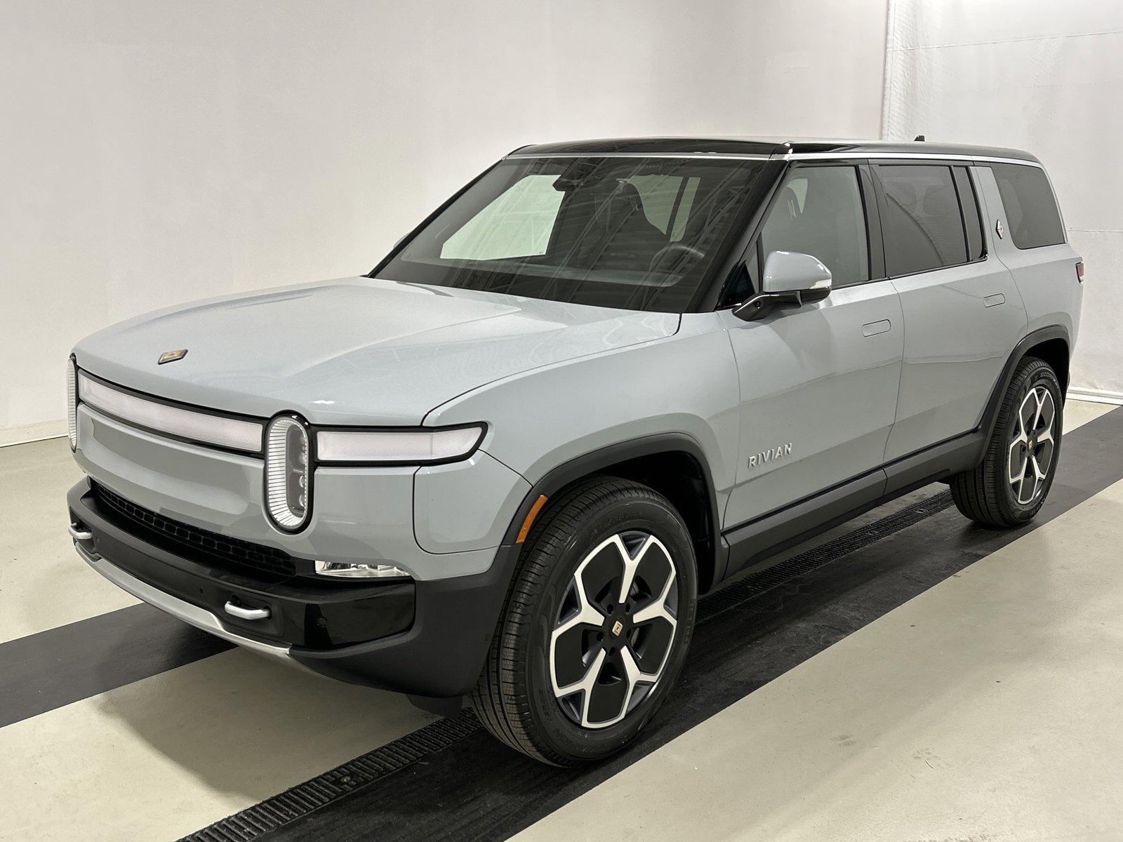 Used 2024 Rivian R1S Adventure image 1