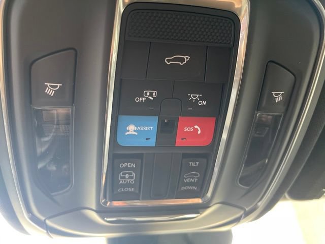Used 2025 Jeep Grand Cherokee Altitude AWD/4WD image 29