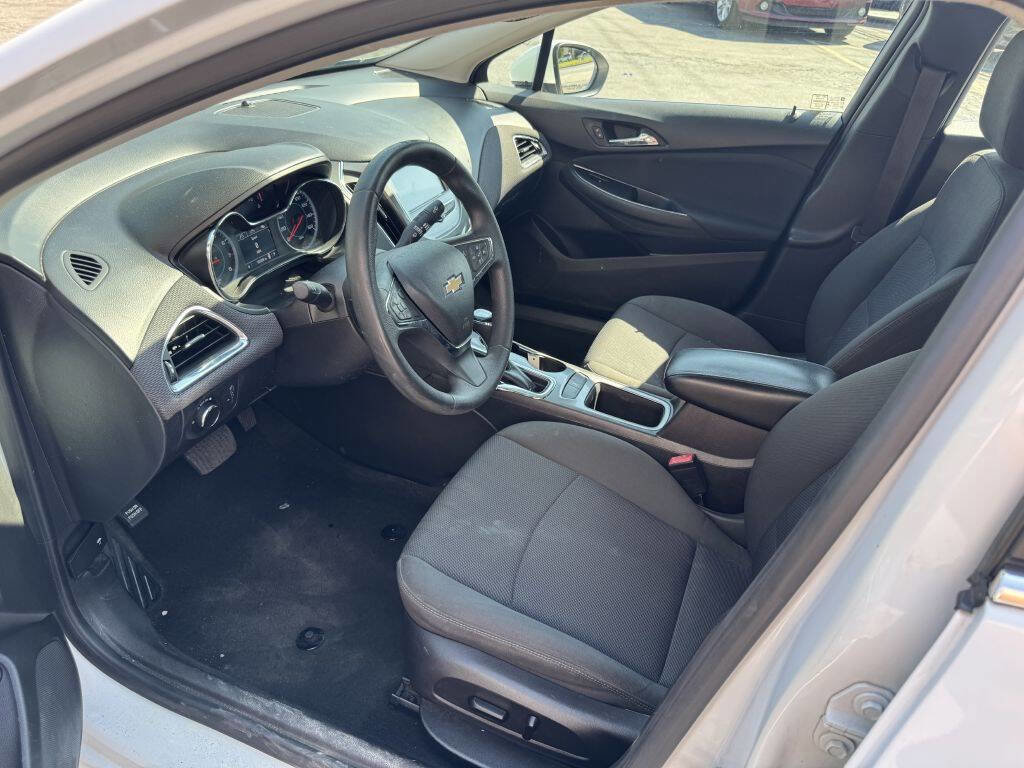 Used 2017 Chevrolet Cruze LT w/ Convenience Package image 8