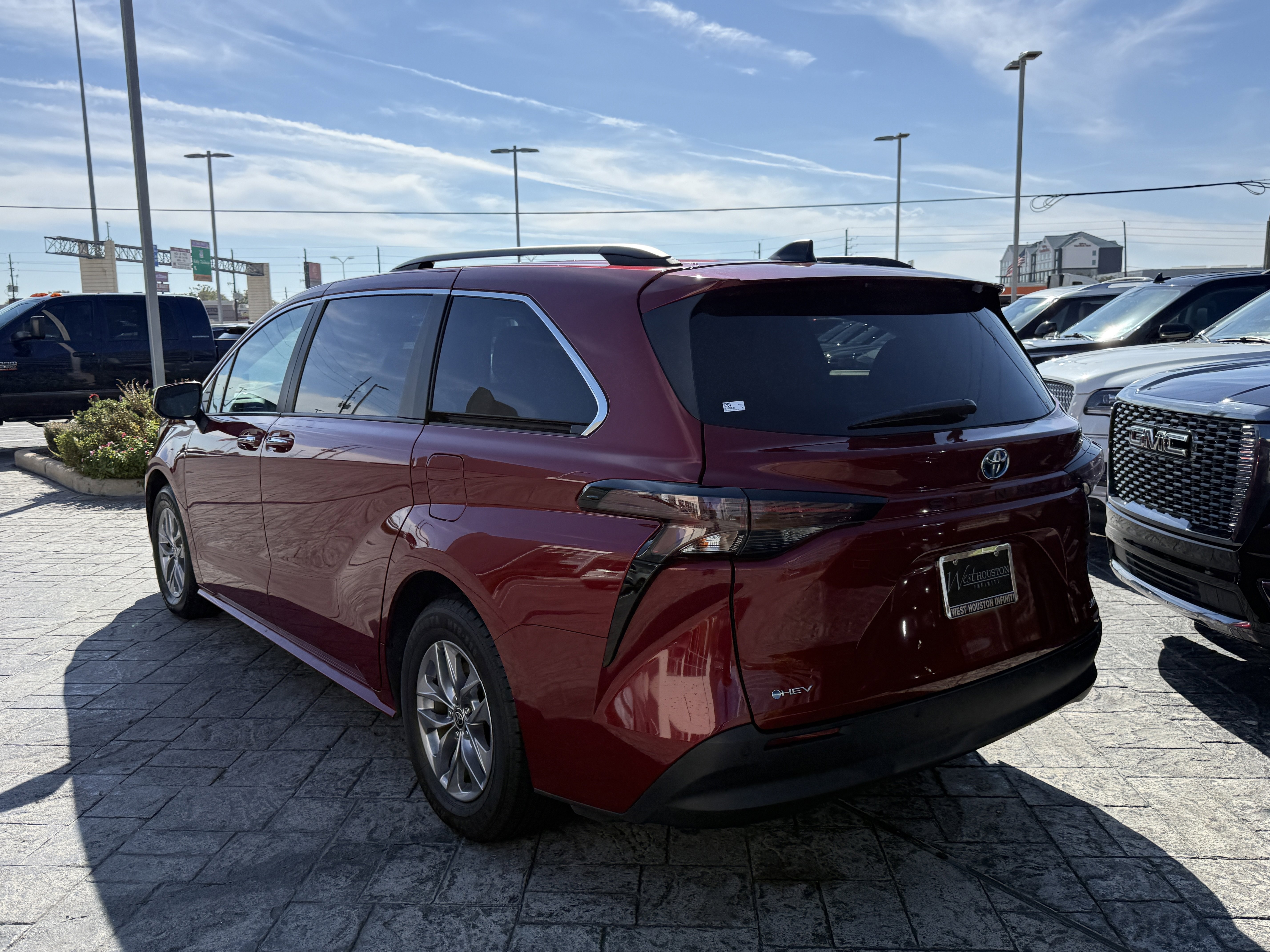 Used 2025 Toyota Sienna XLE image 5