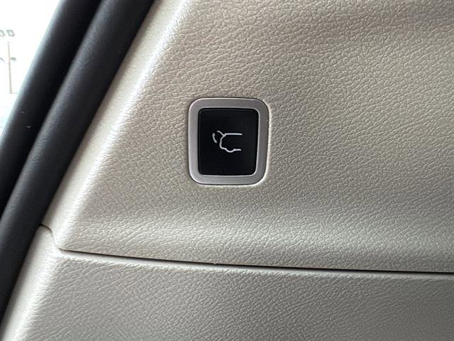 Used 2024 Chrysler Pacifica Touring-L FWD image 12