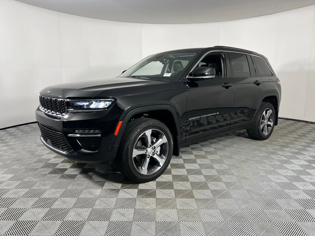 Used 2023 Jeep Grand Cherokee Limited w/ Luxury Tech Group II image 3