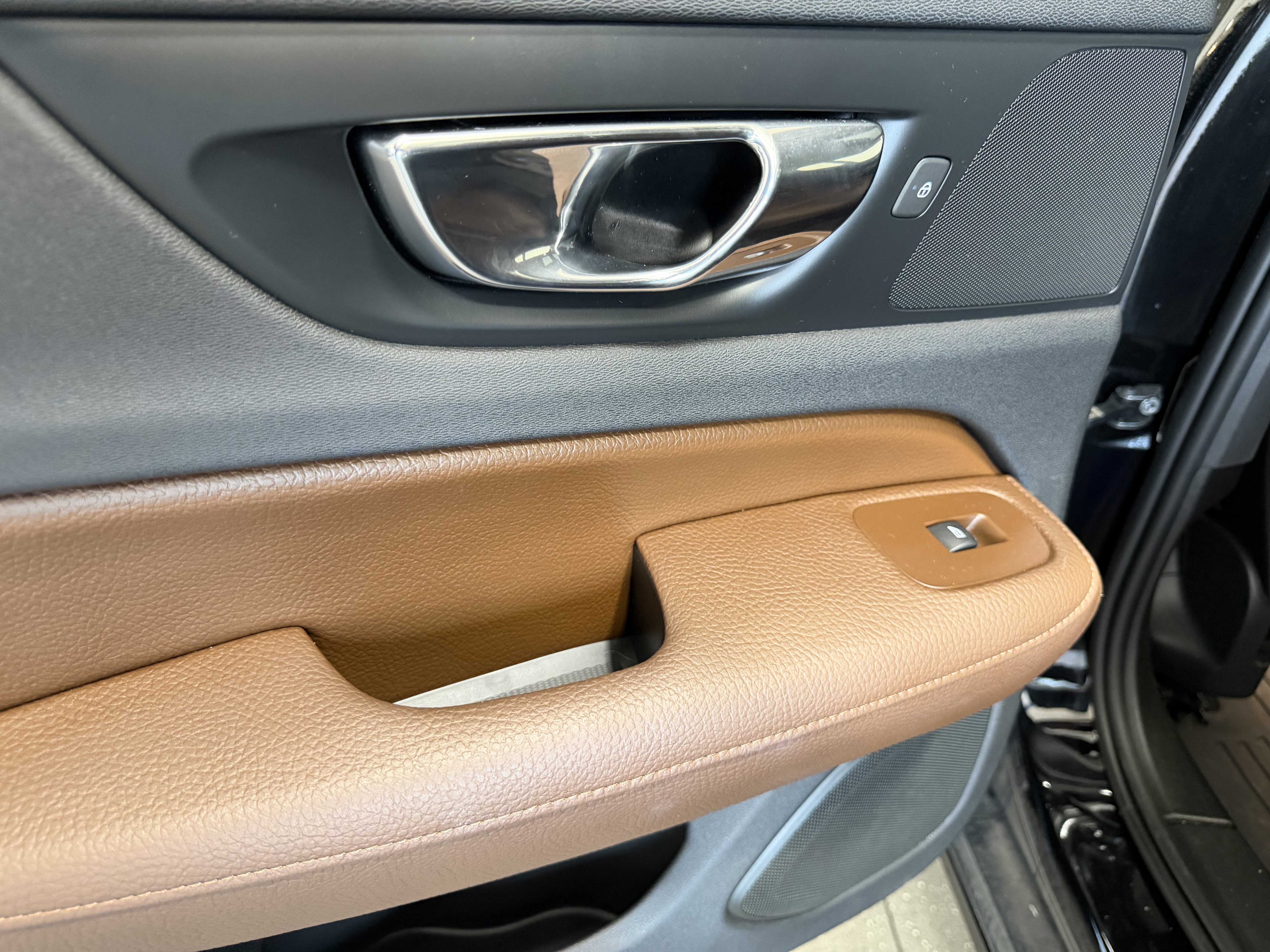 Used 2021 Volvo S60 T8 Inscription image 24