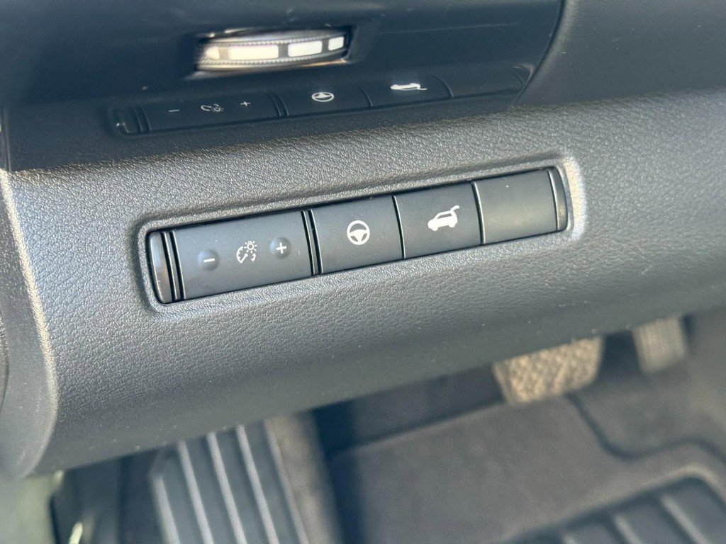 Used 2022 Nissan Pathfinder SV w/ SV Premium Package image 18