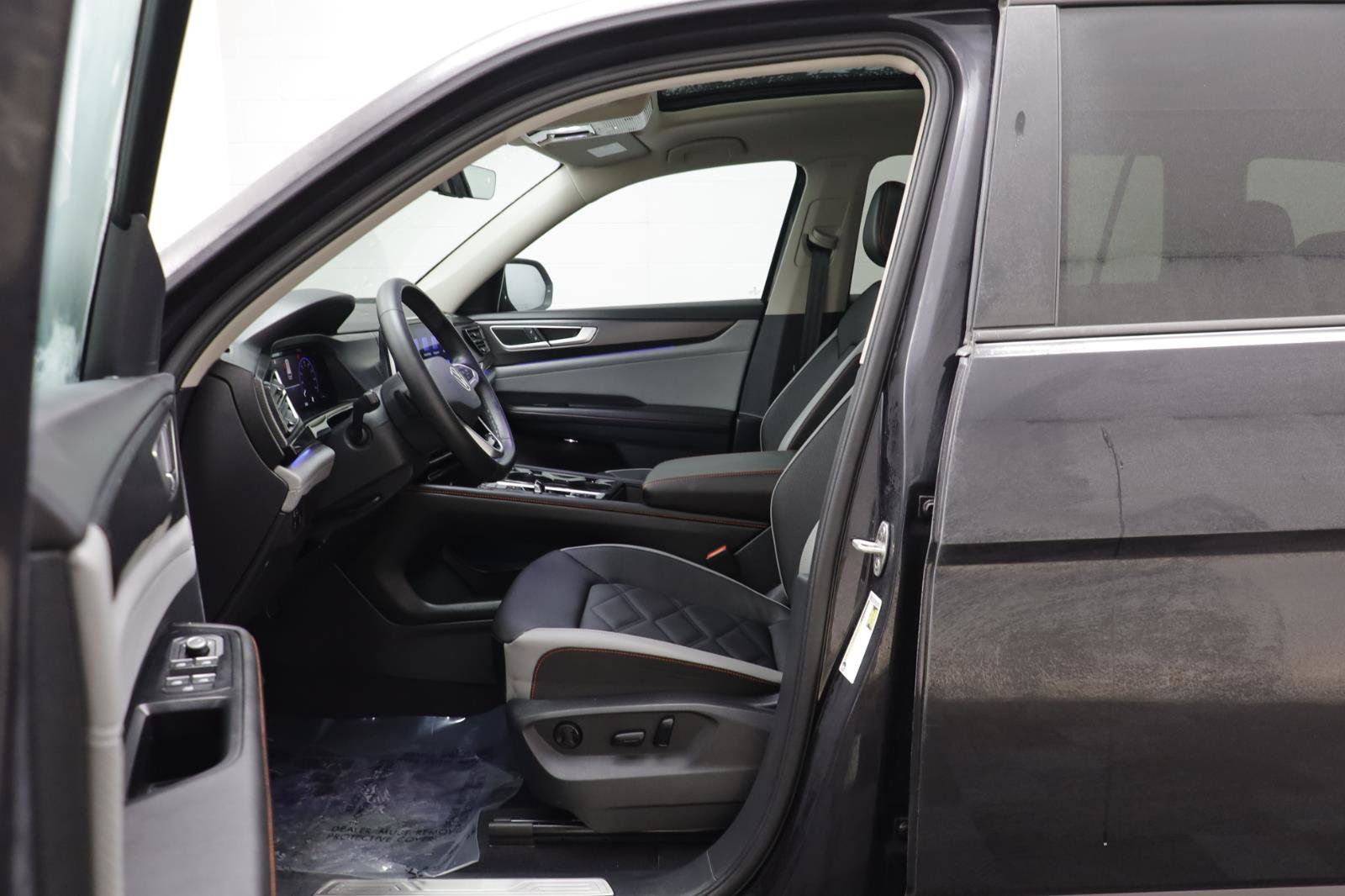 Used 2025 Volkswagen Atlas Peak Edition SE image 5