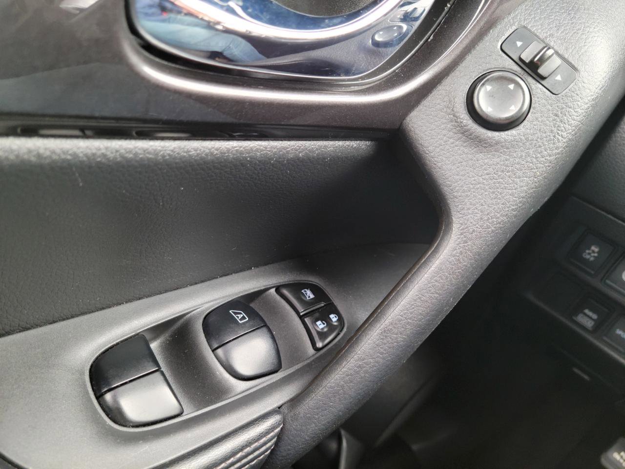 Used 2019 Nissan Rogue SV image 13