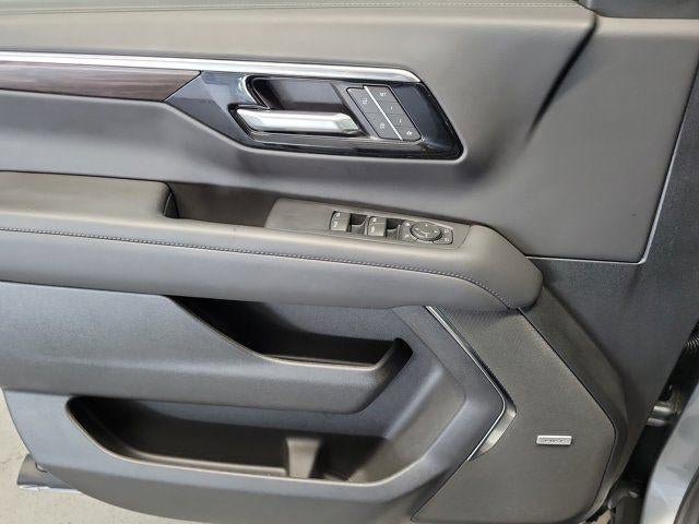 Used 2025 Chevrolet Suburban LT w/ Comfort Package image 17