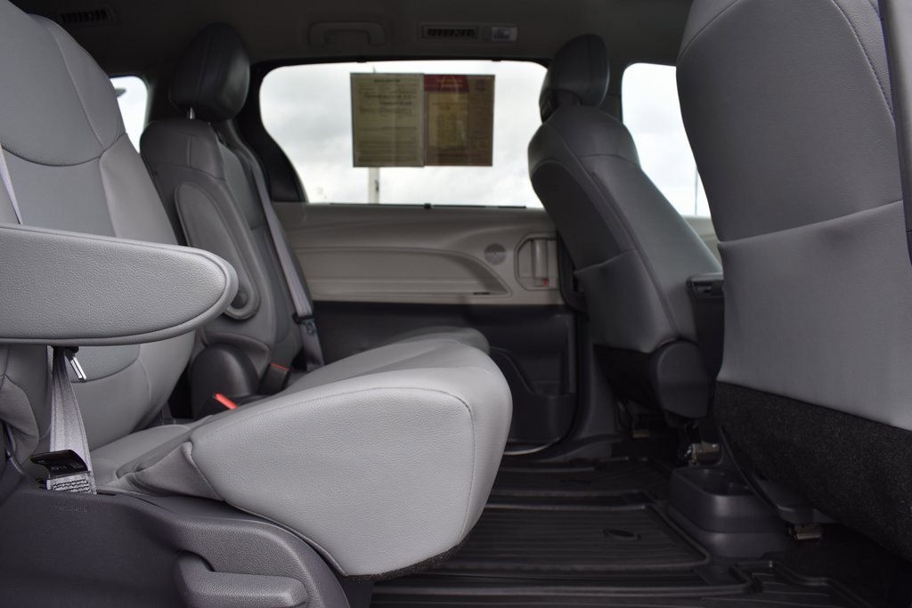 Used 2021 Toyota Sienna XLE image 11