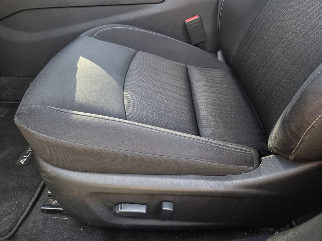 Used 2025 Nissan Altima 2.5 SV FWD image 13