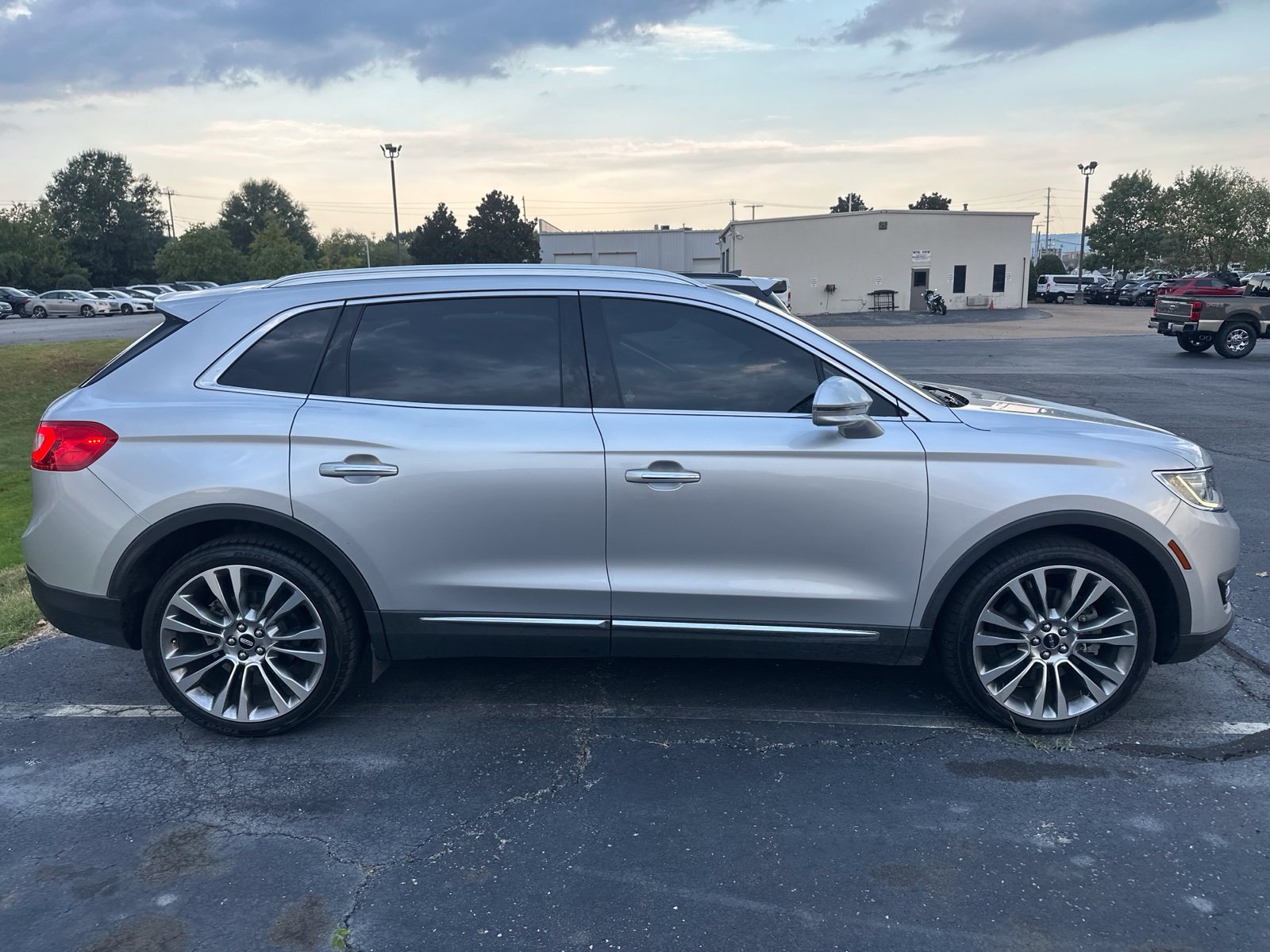 Used 2017 Lincoln MKX Reserve w/ Driver Assistance Package FWD image 4