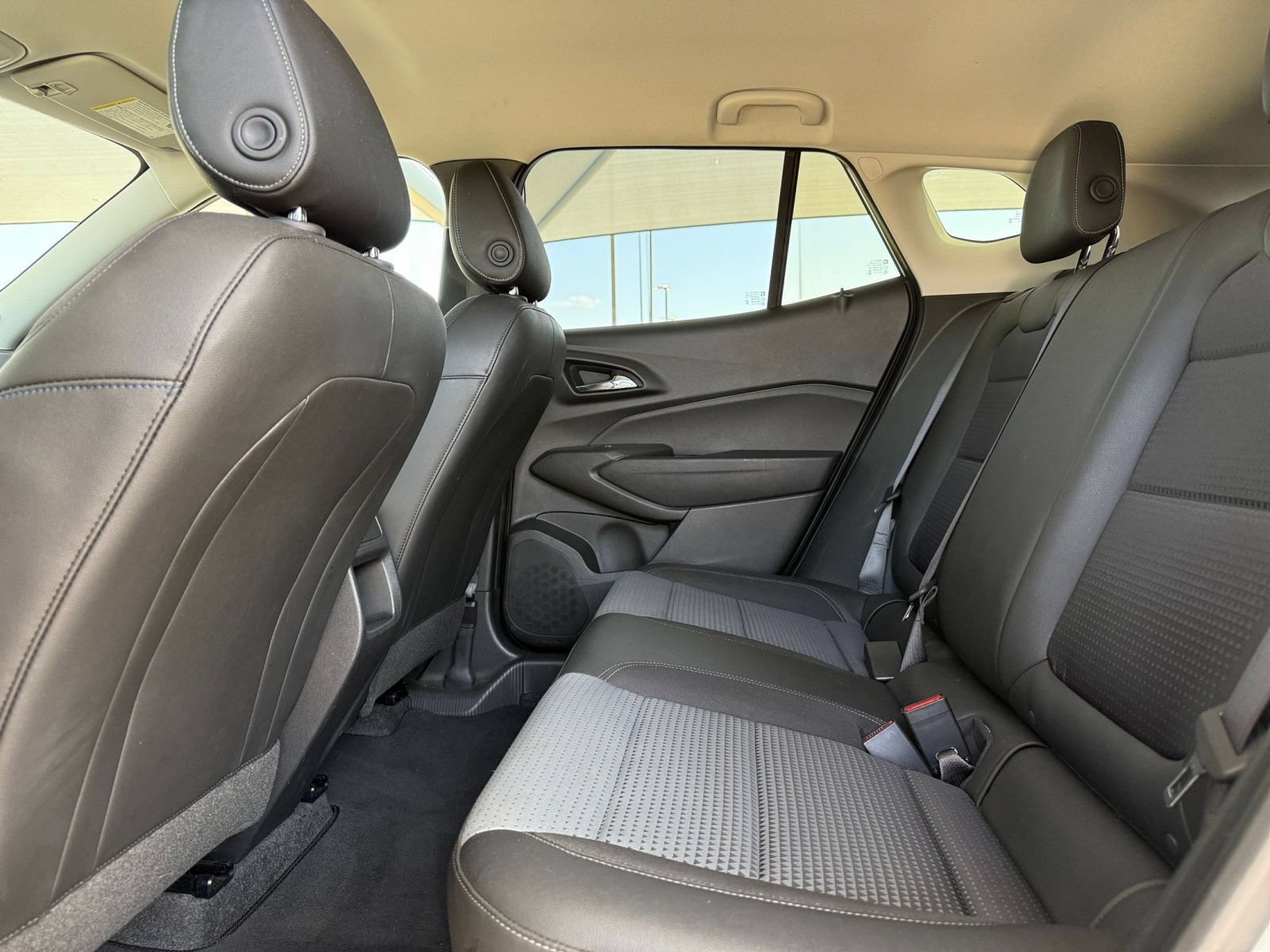 Used 2025 Chevrolet Trax LT w/ LT Convenience Package FWD image 25