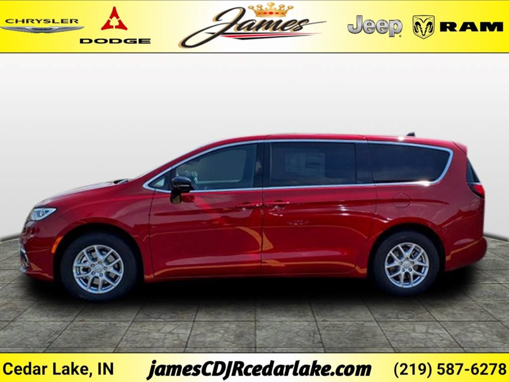 Used 2026 Chrysler Pacifica Select FWD image 2