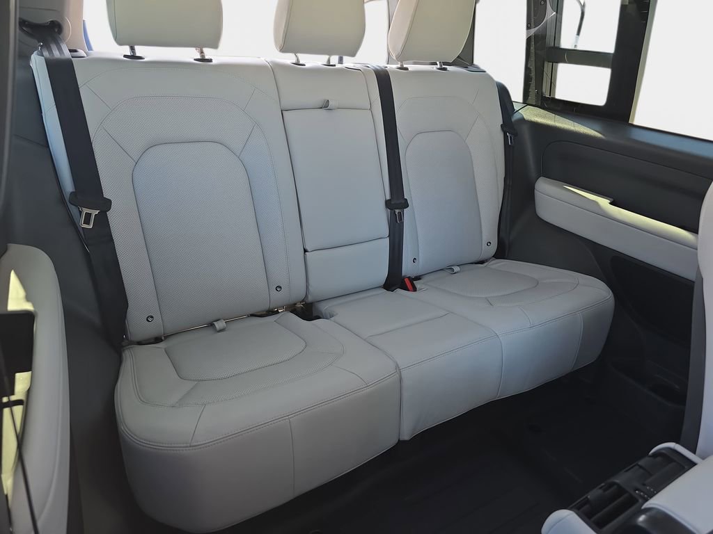 Used 2025 Land Rover Defender 90 X-Dynamic SE image 11