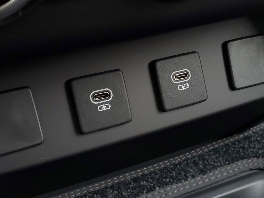 Used 2025 Land Rover Defender 130 X-Dynamic SE image 38